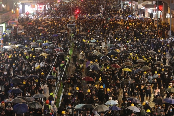 Hong Kong: Canh sat dung hoi cay va phao nuoc nhuom mau de dep dam dong