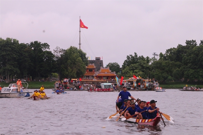 Song Huong day song voi giai dua thuyen mung Quoc khanh