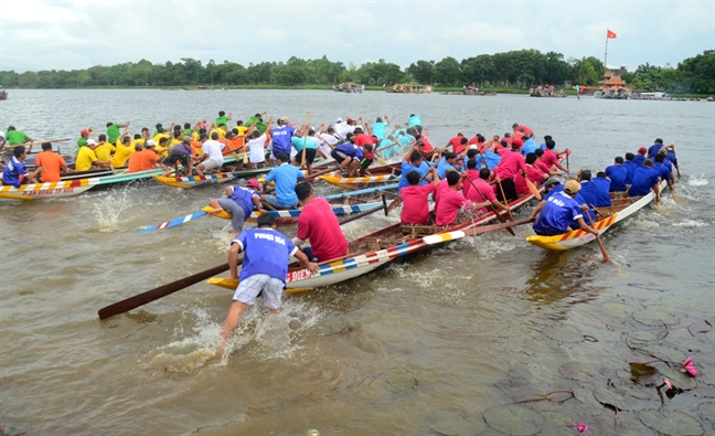 Song Huong day song voi giai dua thuyen mung Quoc khanh