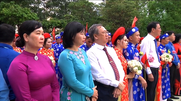 100 doi tinh nhan mac ao dai khan dong tham gia le cuoi tap the