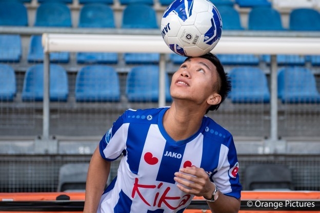 Doan Van Hau day luong fan SC Heerenveen cua Ha Lan tang chong mat