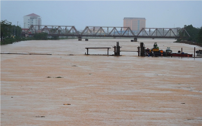 Mua lon keo dai, nhieu vung o Quang Tri ngap sau, sat lo