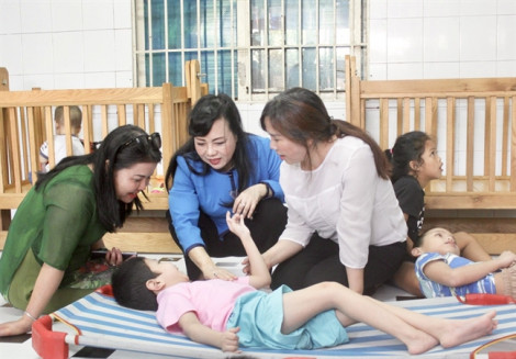Bộ trưởng Bộ Y tế thăm trẻ mồ côi, khuyết tật tại Bình Dương