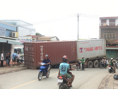 Sập giá đỡ, thùng container nặng hàng chục tấn rơi giữa ngã ba