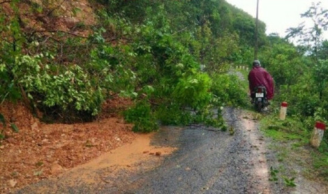 Giao thông lên cửa khẩu La Lay ách tắc do sạt lở