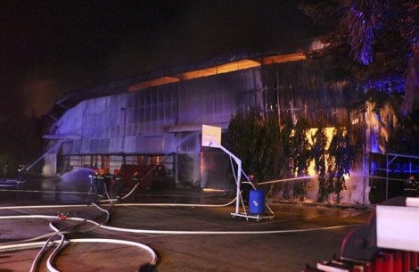 Gần trăm cảnh sát căng mình dập đám cháy trong đêm ở công ty nệm mút