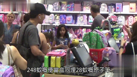 Dương Mịch vướng ồn ào, Lưu Khải Uy gây bão mua sắm đồ bình dân cho con gái