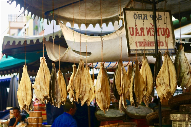 Di cho Chau Doc, cho quen banh mi cha ngon re thom lung