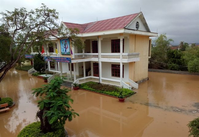 Hon 300 diem truong o Quang Binh, Quang Tri hoan khai giang do lut