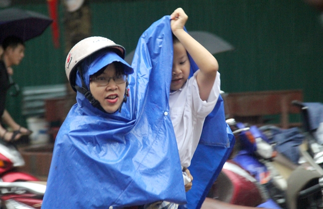 Phu huynh mac 2 lop ao mua, cong con du le khai giang 