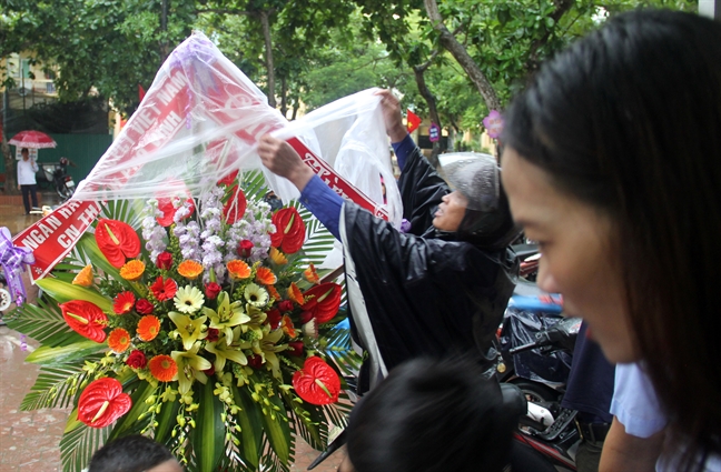 Phu huynh mac 2 lop ao mua, cong con du le khai giang 