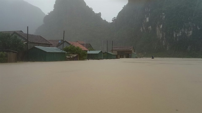 Can canh nhung can nha bi ngap toi mai tai Quang Binh