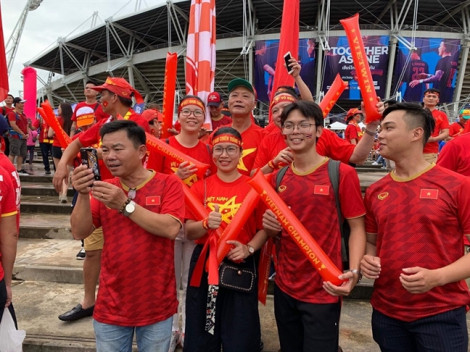 Cổ động viên Việt Nam 'hâm nóng' sân vận động của Thái Lan