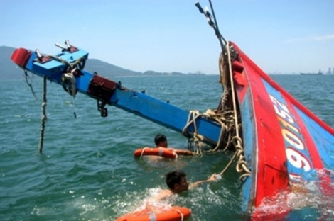 Tàu cá Nghệ An chìm ở Quảng Bình, 1 người chết, 5 người mất tích