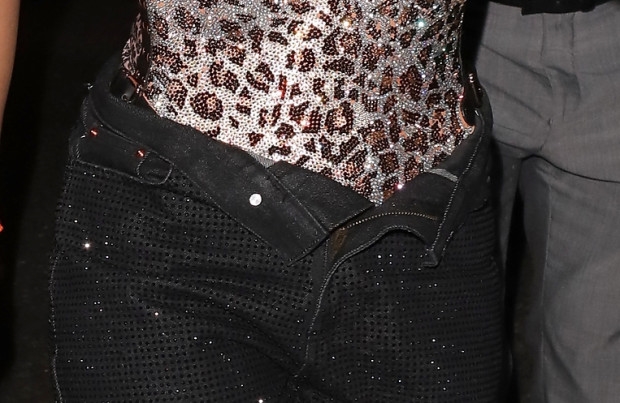 Rita Ora coi nut, keo tut khoa quan khi du tiec