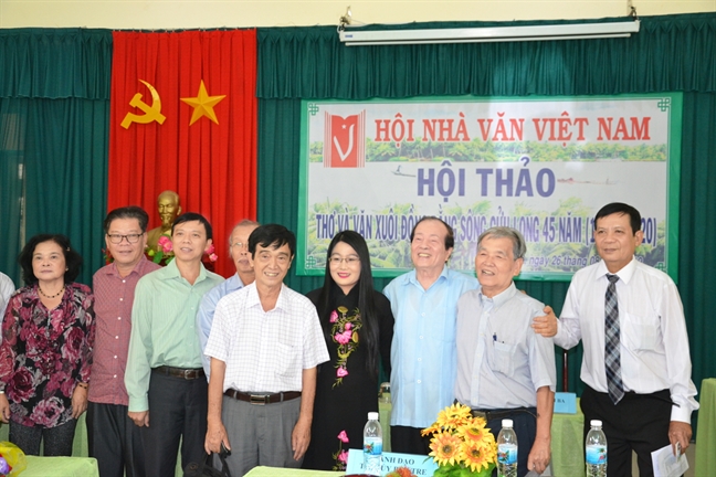 Van hoc dong bang song Cuu Long: Tho te nhat, van thieu but pha, 'vung trang' phe binh