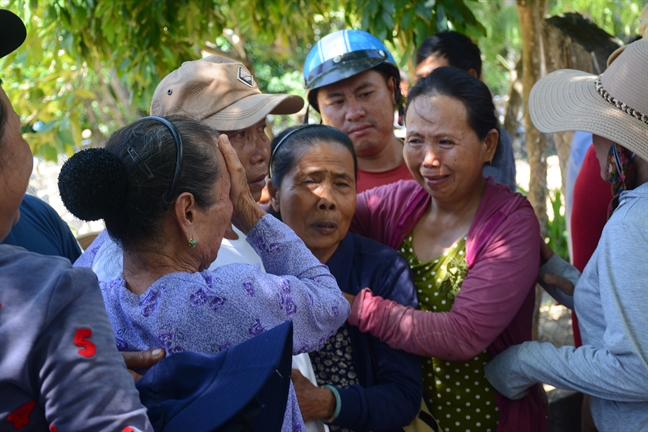 Nuoc mat mung tui ngay 41 ngu dan song sot tro ve tu Truong Sa