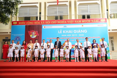 Honda Việt Nam trao tặng mũ bảo hiểm cho học sinh lớp Một toàn quốc năm học 2019-2020