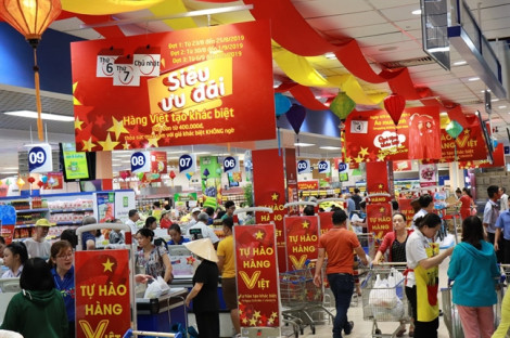 Siêu thị đông kín người mua hàng ưu đãi vào đầu tuần