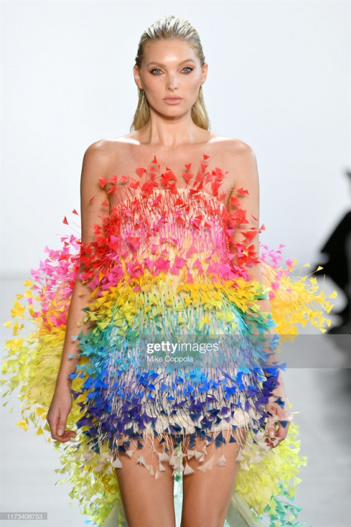 Thiên thần Victoria Secret diện thiết kế của Công Trí tại NYFW Xuân Hè 2020