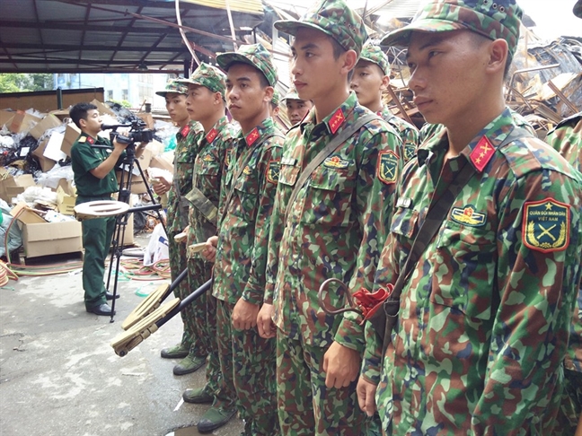 Binh chung hoa hoc Bo Quoc phong dang tay doc Rang Dong