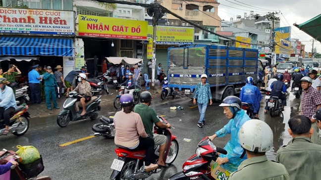 Xe tai gay tai nan lien hoan tren pho Sai Gon, 2 nguoi thuong vong