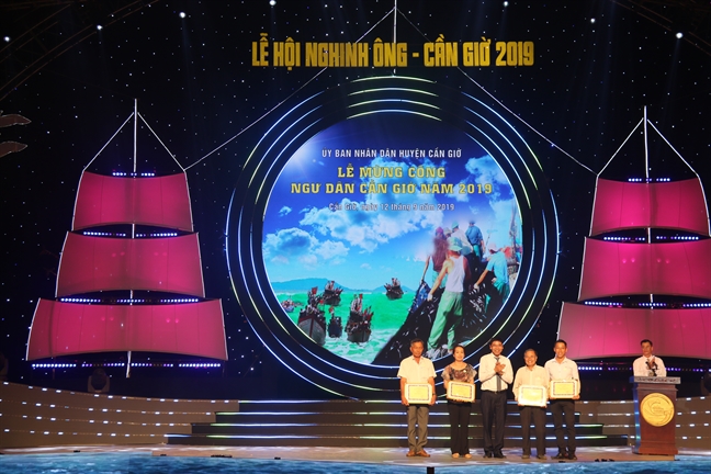 Dong dao nguoi dan, du khach den Le hoi Nghinh Ong nam 2019 