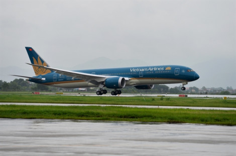 Máy bay Vietnam Airlines rách lốp sau khi hạ cánh tại sân bay Nội Bài