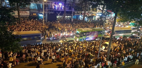 'Tình yêu' hoang dã từ sân khấu sao Hàn đến sân Hàng Đẫy