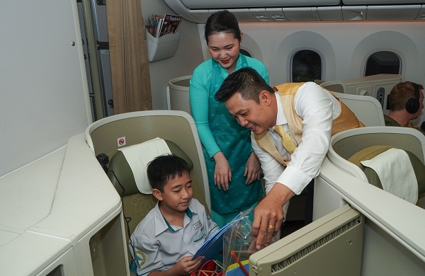 Hanh khach nhi don Trung thu tren chuyen bay Vietnam Airlines