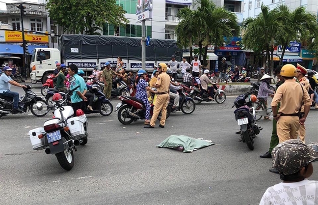 Tai nan giao thong, mot xac tre em trong bao tai bat ngo roi xuong duong