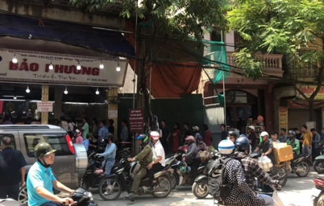 Clip: Người dân Hà Nội xếp hàng từ sáng sớm để mua bánh trung thu Bảo Phương nổi tiếng