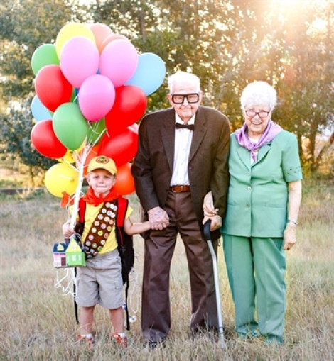 Cậu bé 5 tuổi mừng sinh nhật bằng bộ ảnh chụp cùng ông bà cố 90 tuổi
