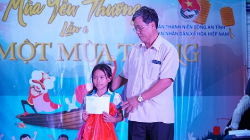 Mùa yêu thương 6: Món quà của cựu sĩ quan an ninh dành cho trẻ em nghèo