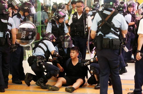 15 tuan bat on khien nhieu doanh nghiep muon roi Hong Kong, xuat hien dau co dia oc