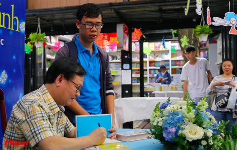 Clip: Hơn 1.500 người đội nắng, đội mưa đợi nhà văn Nguyễn Nhật Ánh ký tặng sách