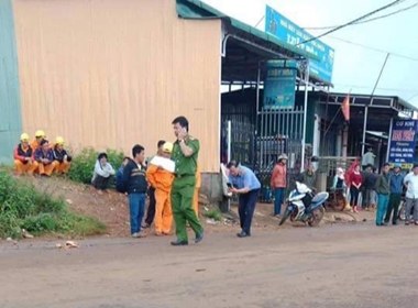 Vuong day cap dut, 2 nu sinh bi dien giat chet tren duong den cho tro hoc