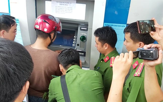 Bat 3 nguoi Trung Quoc lam gia hang tram the ATM de rut trom tien