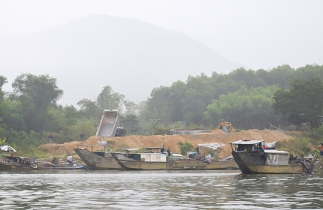 Bị chân vịt của sà lan chém, 1 người chết, 1 người bị thương