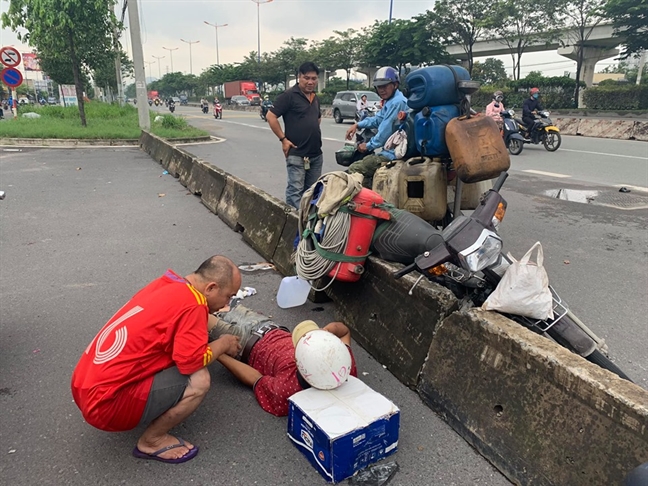 Bien bao cho re nhung lai lap betong chan duong khien thanh nien bi tai nan phai cap cuu