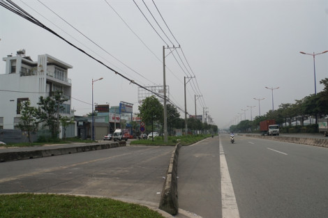 Tháo biển báo cho rẽ, lắp thêm bêtông chặn đường nơi thanh niên bị tai nạn phải cấp cứu