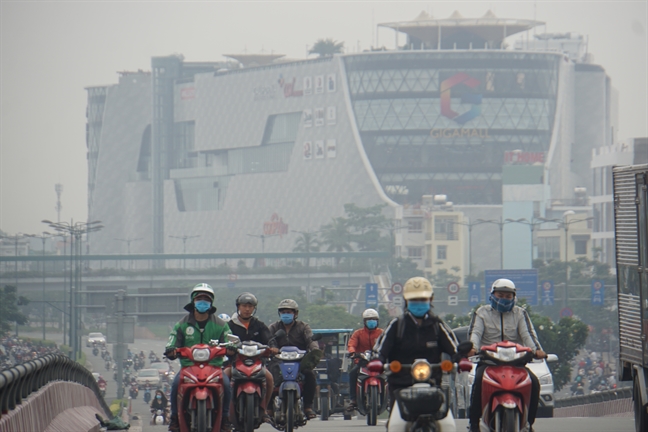 Nha cao tang, khu dan cu o Sai Gon mat hut sau lop suong mu dac quanh