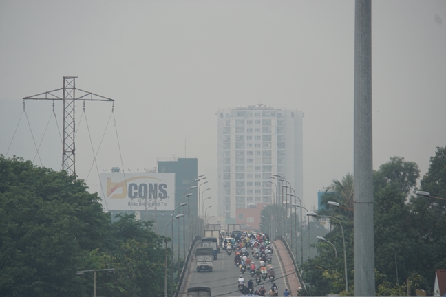 Nha cao tang, khu dan cu o Sai Gon mat hut sau lop suong mu dac quanh