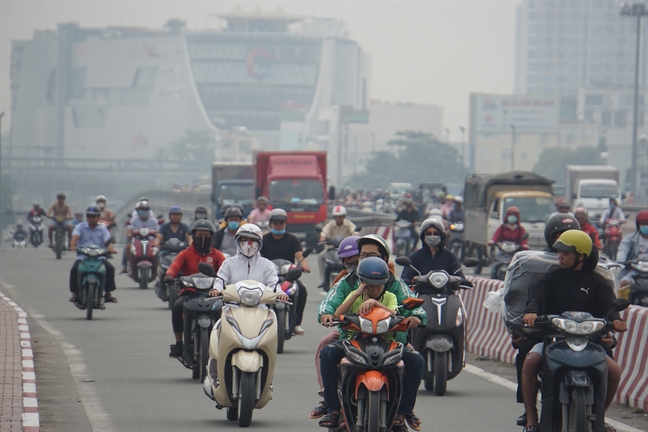 Nha cao tang, khu dan cu o Sai Gon mat hut sau lop suong mu dac quanh