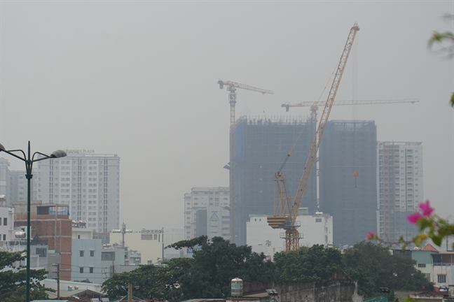 Nha cao tang, khu dan cu o Sai Gon mat hut sau lop suong mu dac quanh