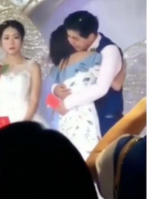 Bi hài chú rể ôm người yêu cũ không rời trước mặt cô dâu