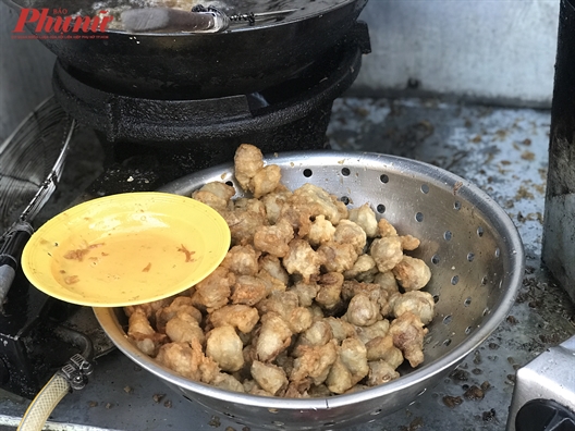 Ve Chau Doc, dung bo lo bao tu ca chien gion, dac san hap dan cua vung nay