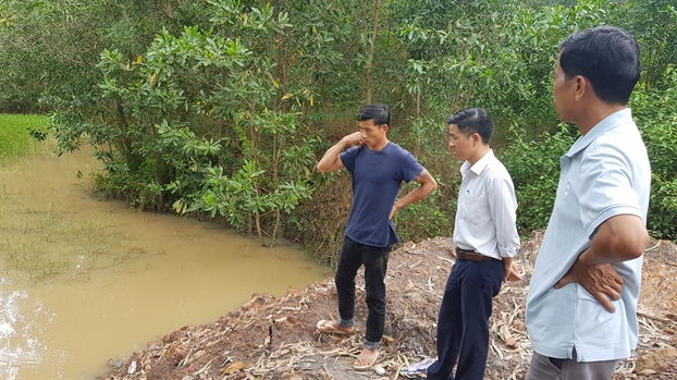 Mot minh sang nha ba noi, be trai 2 tuoi rot xuong ao, chet duoi