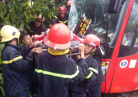 Xe khách tông xe máy rồi lao vào gốc cây, 39 hành khách bị mắc kẹt trong xe