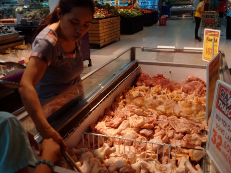 Thịt gà liên tục giảm giá, có lúc rẻ hơn cả rau